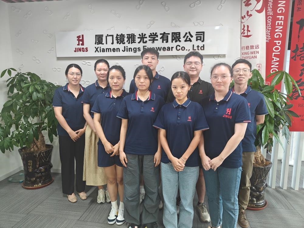 Group photo of the jingseyewear team